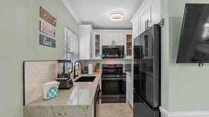 Réfrigérateur, four à micro-ondes, un four, surface de cuisson