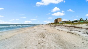Sur la plage, chaise longue, serviettes de plage