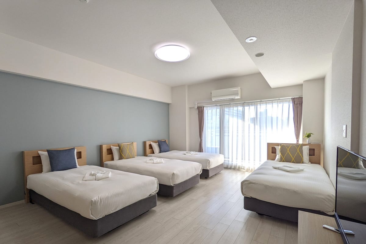 Habitación cuádruple Deluxe | Ropa de cama de alta calidad, cortinas blackout, cunas y wifi gratis