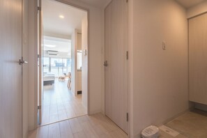 Kamar Twin Premium | Seprai premium, tirai kedap cahaya, Wi-Fi gratis, dan seprai linen