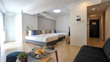 Habitación cuádruple de diseño | Ropa de cama de alta calidad, cortinas opacas, cunas (de pago)