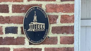 Een bakstenen muur met een ronde plaquette waarop staat: 'Historic Building' en 'Fauquier Historical Society'.