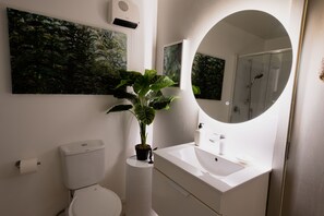 تجهيزات دش، مناشف، صابون، ورق حمّام