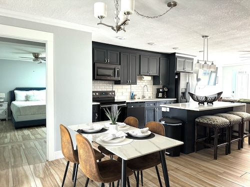 Modern Peaceful Pool Home, 25 Mins To Theme Parks!