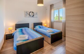 6 bedrooms, travel crib, free WiFi, bed sheets - 6 bedroom cozy home in Pula (Pula)