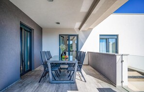 Outdoor dining - 6 bedroom cozy home in Pula (Pula)