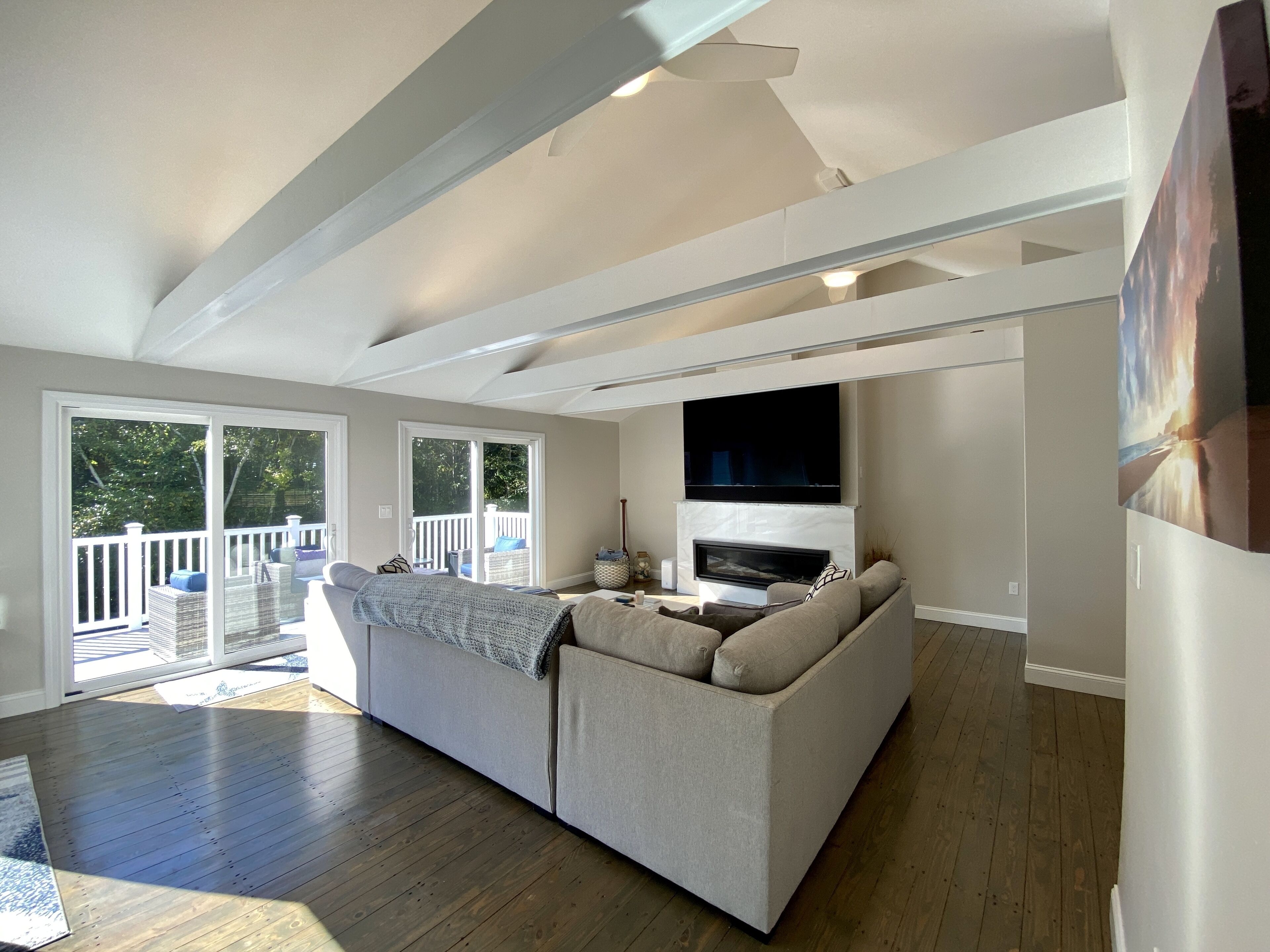 Recently Remodeled 4 bedroom-sleeps-10 with A/C-just one mile to the beach!