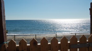 A wooden fence overlooking a beach with a clear sky. - Sunny Side Up Beach House in Tywyn (Tywyn)