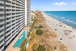 On the beach - Luxurious oceanfront retreat where you can make unforgettable memories (North Myrtle Beach)