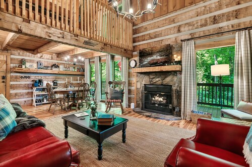 Pigeon Forge Cabin, 6 Miles to Dollywood •King & Queen beds •Coffee Bar •HotTub