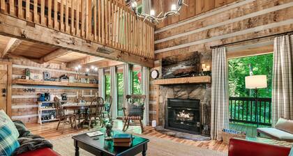 Pigeon Forge Cabin, 6 Miles to Dollywood •King & Queen beds •Coffee Bar •HotTub