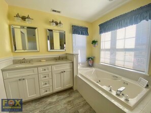 Combined shower/bathtub, jetted bath, towels
