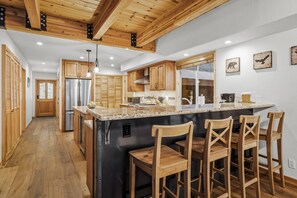 冷蔵庫、電子レンジ、オーブン、コンロ