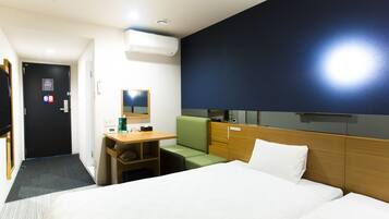 Standard tvåbäddsrum | Skrivbord, arbetsyta för laptop, mörkläggningsgardiner och gratis wi-fi