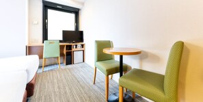 Standard Twin Room | Desk, laptop workspace, blackout curtains, free WiFi - HOTEL MELDIA KYOTO SHIJO OMIYA (Kyoto)