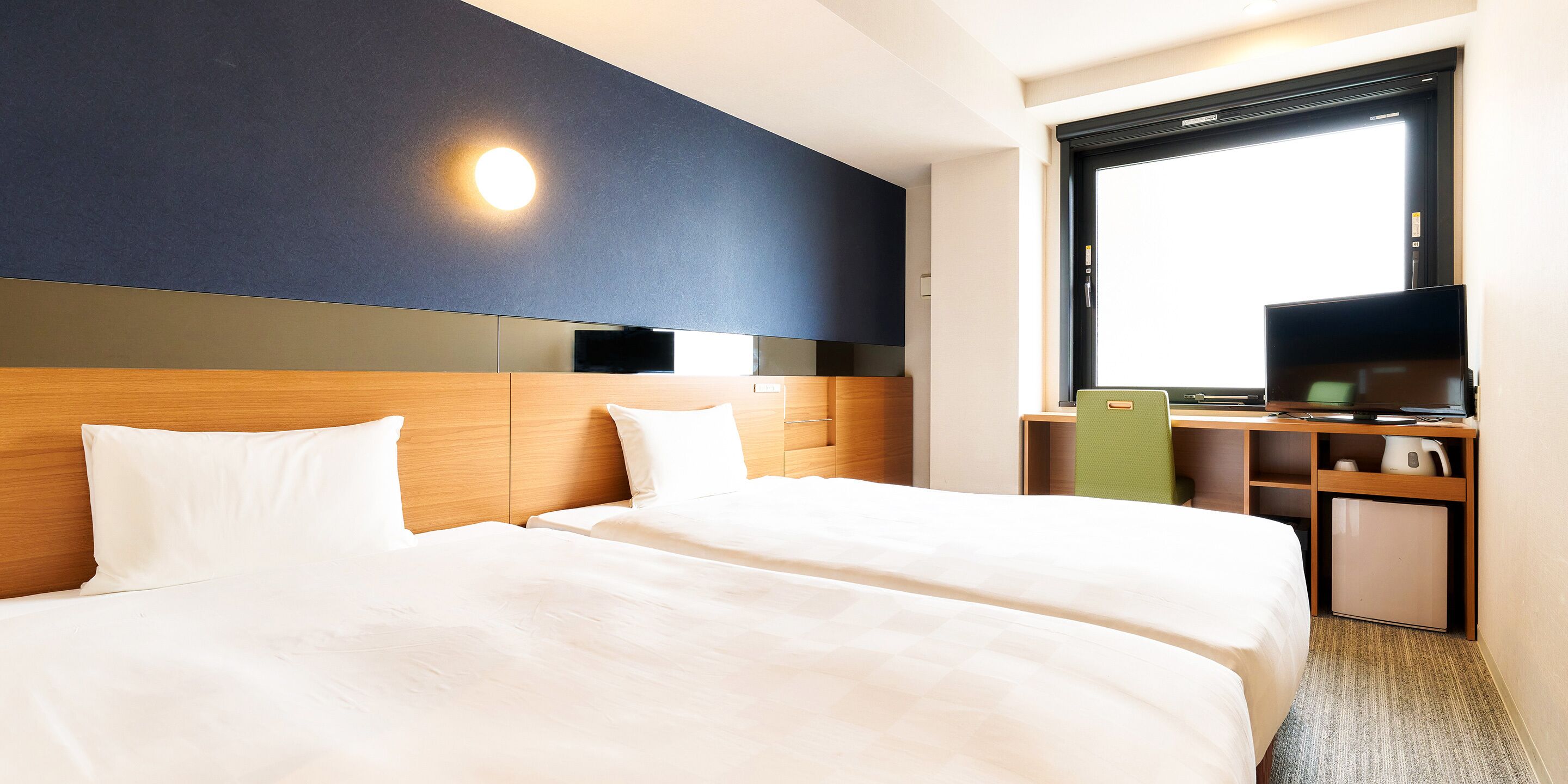 Habitación estándar con 2 camas individuales | Escritorio, espacio para trabajar con laptop y cortinas blackout 