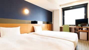 Escritorio, espacio para trabajar con laptop y cortinas blackout