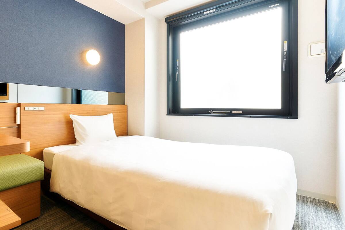Escritorio, espacio para trabajar con un portátil, cortinas opacas