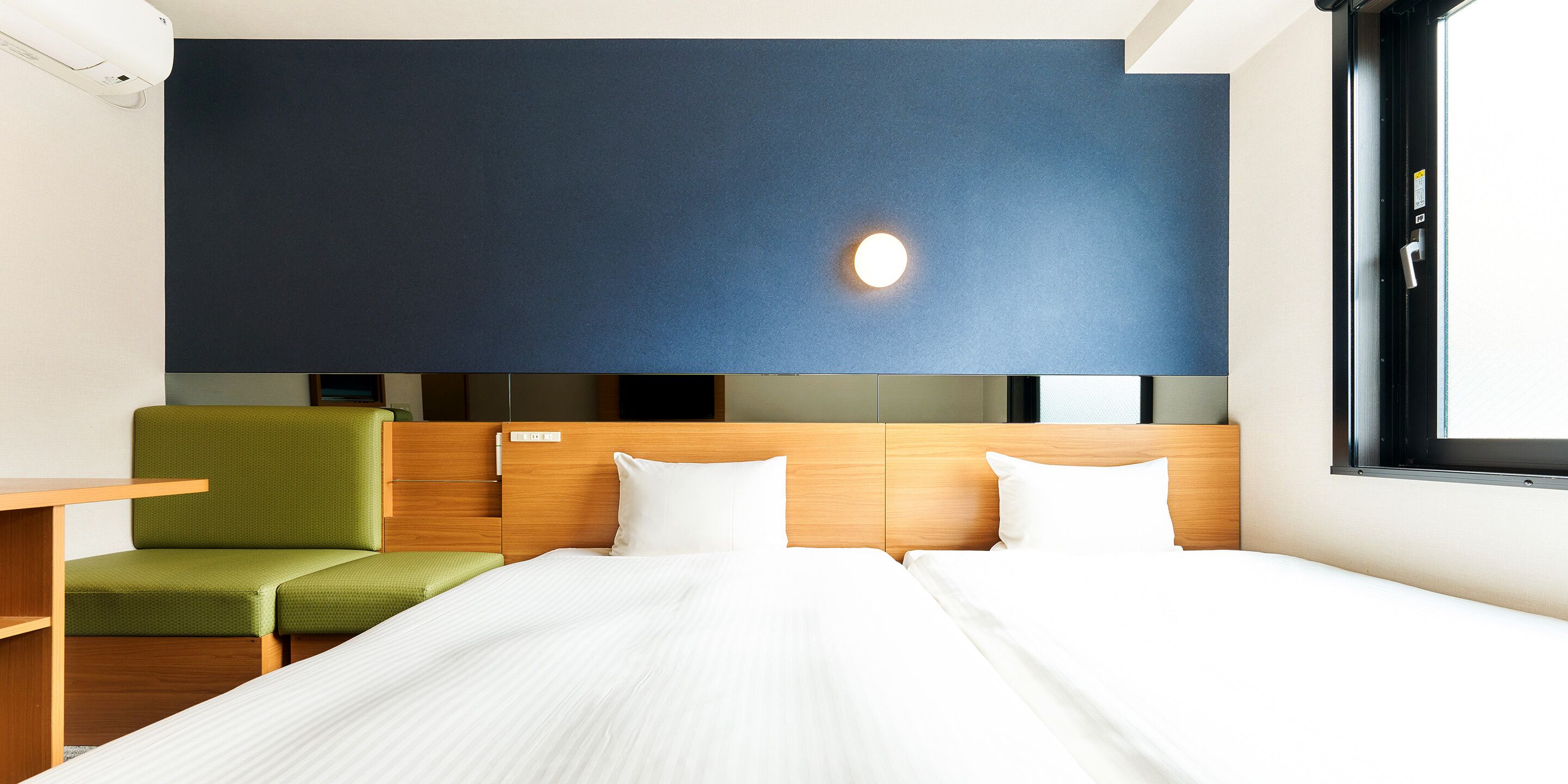 مكتب ومساحة عمل للكمبيوتر المحمول وستائر تعتيم وواي فاي مجانًا