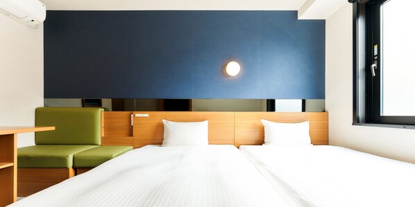 Desk, laptop workspace, blackout curtains, free WiFi - HOTEL MELDIA KYOTO SHIJO OMIYA (Kyoto)