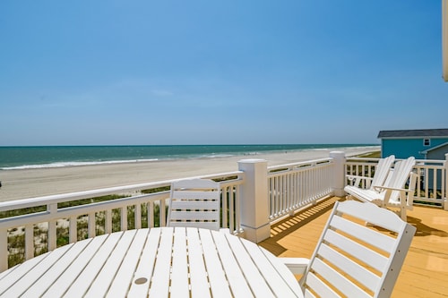 "Casa Miramar" Oceanfront home with PRIVATE pool, 4 bedrooms 4.5 bathrooms