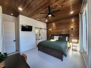 4 bedrooms, desk, iron/ironing board, free WiFi