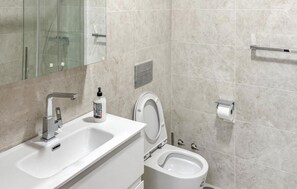 Combined shower/bathtub - 2 bedroom gorgeous home in Malaga (Malaga)