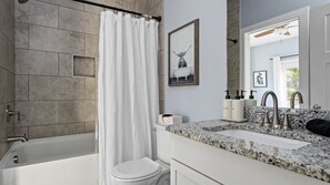 Combined shower/bathtub, hair dryer, towels