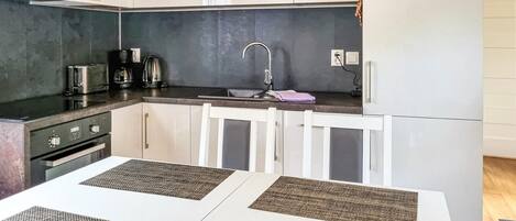 Réfrigérateur, plaque de cuisson, lave-vaisselle, cafetiÚre/bouilloire