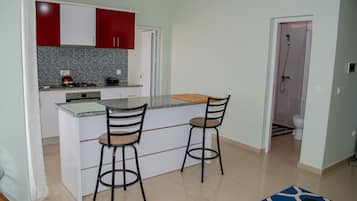 Jääkaappi, uuni, liesi, kahvin-/teenkeitin