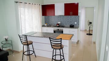 Refrigerador, horno, placa de cocina, cafetera/tetera