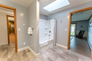 Bathtub, hair dryer, towels - Sunny Skys Upper Peninsula Michigan Lakehouse (Bark River)