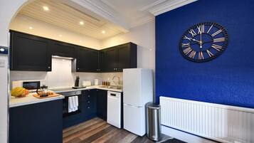 Jääkaappi, mikroaaltouuni, uuni, liesi