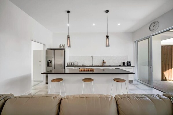 Interior - Tropical Private Oasis with heated pool just a short walk away from 4 mile beach (Port Douglas)