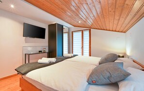 4 bedrooms, iron/ironing board, WiFi, bed sheets - Stunning Villa with infinity pool, Croatia (Donja Poljana)