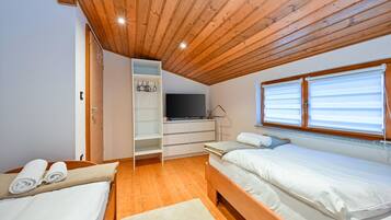 4 bedrooms, iron/ironing board, WiFi, bed sheets