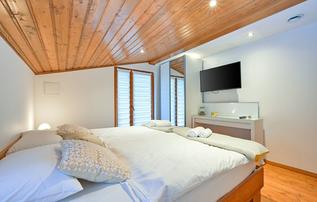 4 bedrooms, iron/ironing board, WiFi, bed sheets