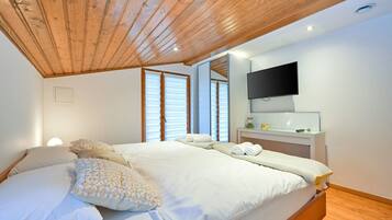 4 bedrooms, iron/ironing board, WiFi, bed sheets