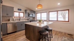 Køleskab, mikrobølgeovn, ovn, kogeplade