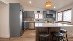 Een koelkast, een microgolfoven, een oven, een kookplaat