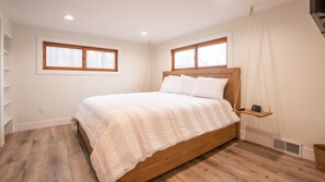 3 bedrooms, iron/ironing board, internet, bed sheets