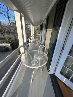 Outdoor dining - Charlottesville/ Ivy Apartment Cottage (Charlottesville)