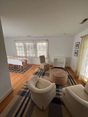 Smart TV, books - Charlottesville/ Ivy Apartment Cottage (Charlottesville)