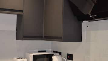 Kjøleskap, mikrobølgeovn, ovn og oppvaskmaskin