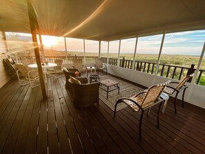 Een overdekt terras met uitzicht op het landschap.
