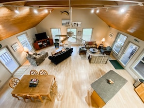 Smart-TV, DVD-spiller, bøker og stereoanlegg