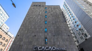 Een hoog hotelgebouw met de naam 'Cacao Hotel' op de gevel.