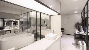 Kahden hengen design-huone, 1 parisänky | Yksilöllisesti sisustettu, yksilöllisesti kalustettu, äänieristys