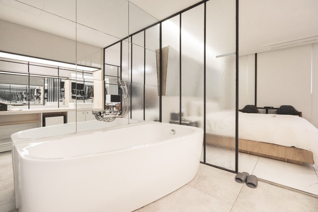 Phòng đôi có thiết kế đặc sắc, 1 giường đôi | Phòng tắm | Bồn tắm và buồng tắm vòi sen riêng, máy sấy tóc, áo choàng tắm 