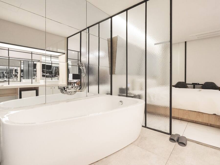 设计双人房, 1 张双人床 | 浴室 | 独立的浴缸和淋浴、吹风机、浴袍、拖鞋